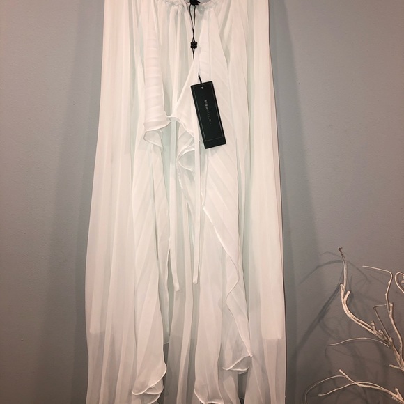 BCBGMaxAzria Dresses & Skirts - BCBGMaxazria “Bre” White Skirt BCBGMaxAzria Dresses & Skirts - BCBGMaxazria “Bre” White Skirt